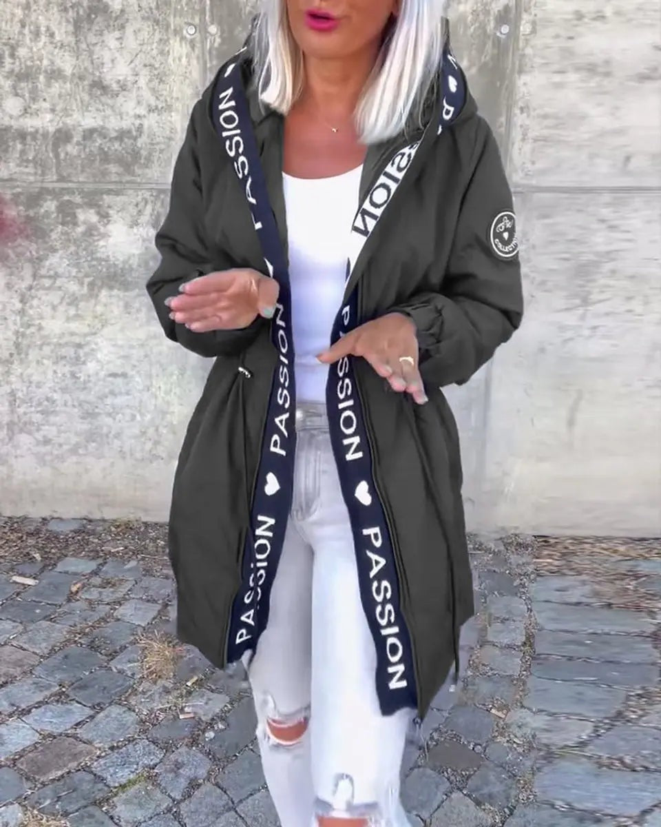 Freya | Damen Kapuzen-Puffer-Midi-Mantel mit Schriftzug und Kordelzug