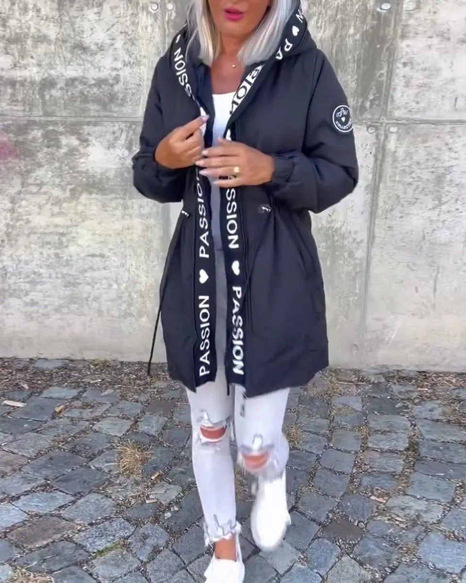 Freya | Damen Kapuzen-Puffer-Midi-Mantel mit Schriftzug und Kordelzug