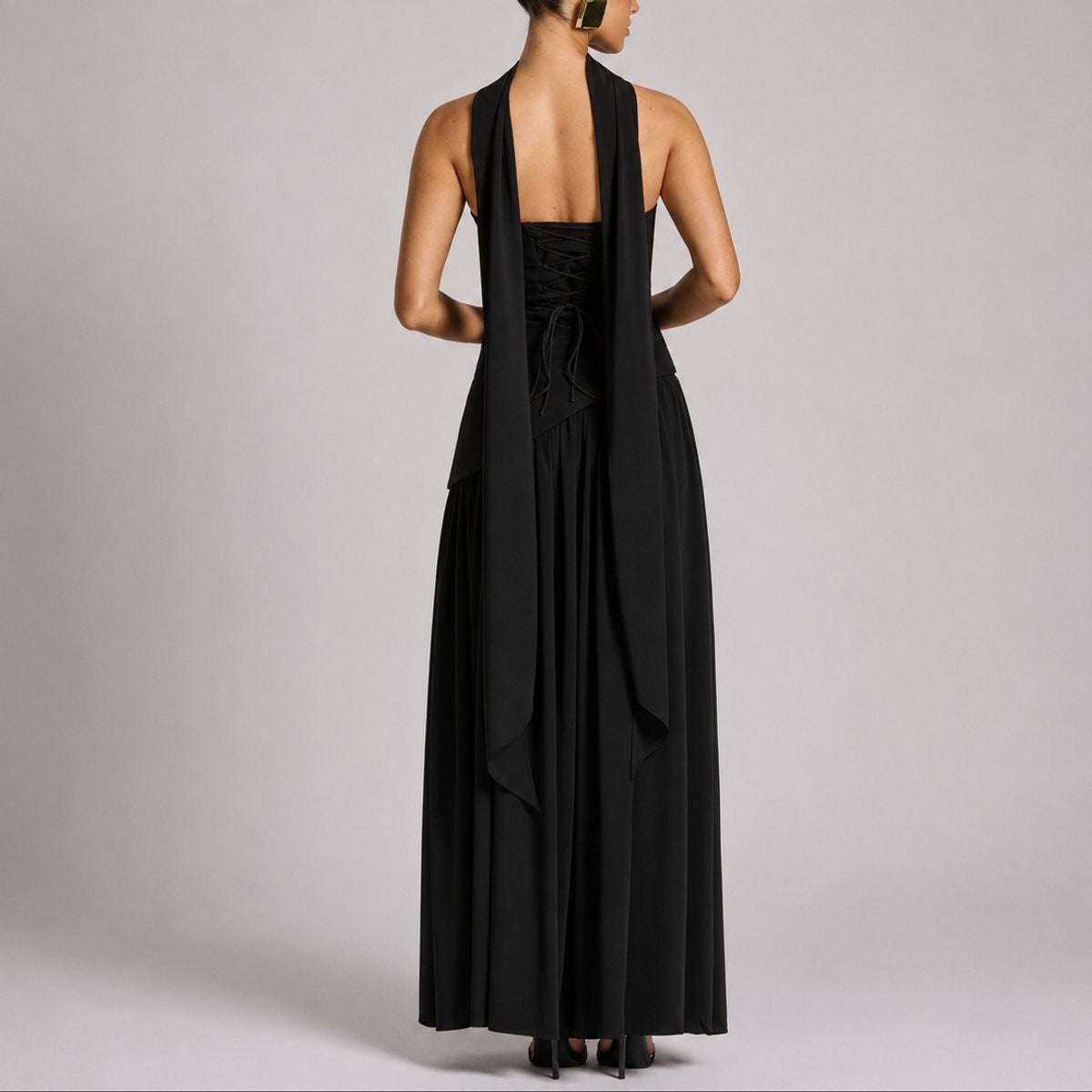 Amara | Damen Maxikleid mit Schal-Detail, trägerlos, offener Rücken, für Hochzeitsgäste im Herbst