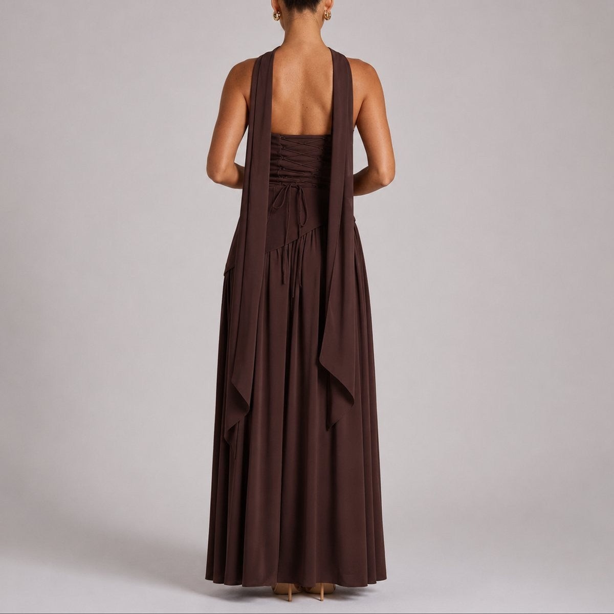 Amara | Damen Maxikleid mit Schal-Detail, trägerlos, offener Rücken, für Hochzeitsgäste im Herbst